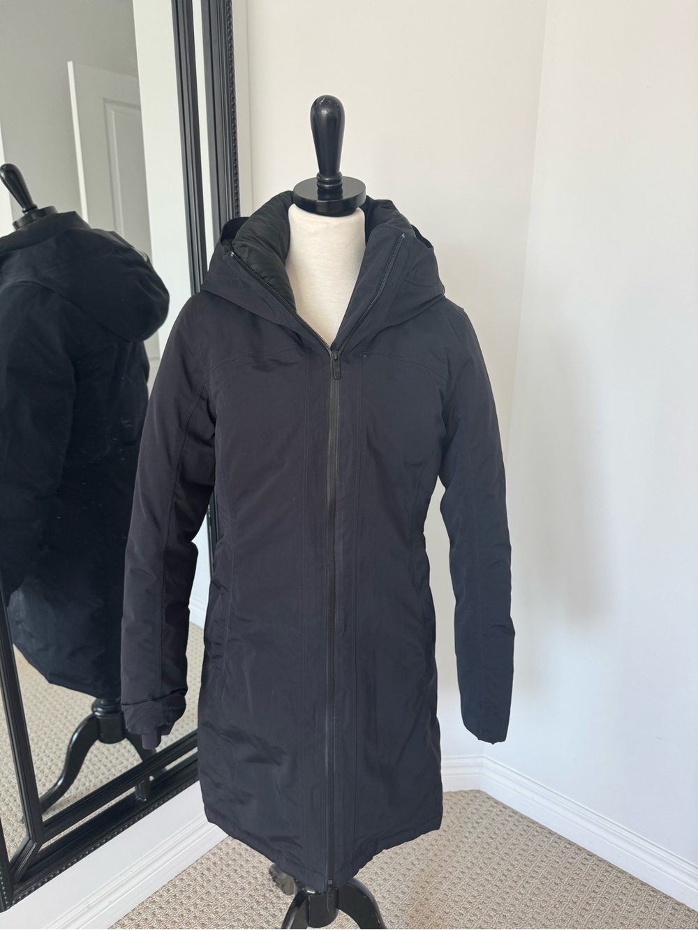 Lululemon womens snow warrior parka size 6 euc.